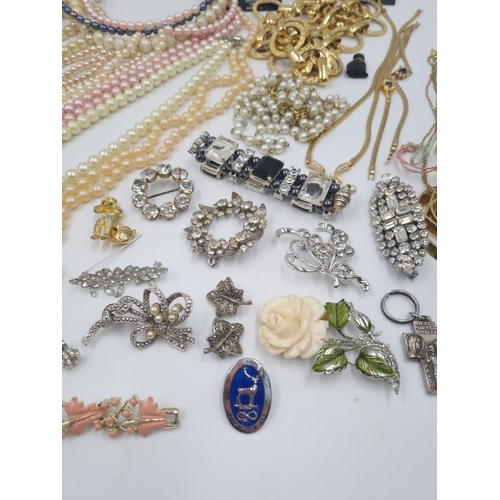 184 - A collection of assorted costume jewellery to include faux pearl necklaces, yellow metal simulated s... 