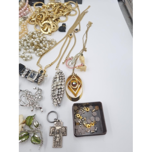 184 - A collection of assorted costume jewellery to include faux pearl necklaces, yellow metal simulated s... 