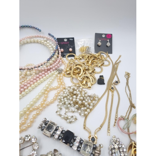 184 - A collection of assorted costume jewellery to include faux pearl necklaces, yellow metal simulated s... 