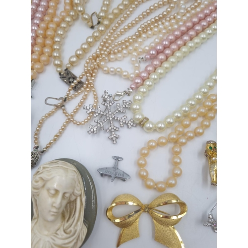 184 - A collection of assorted costume jewellery to include faux pearl necklaces, yellow metal simulated s... 