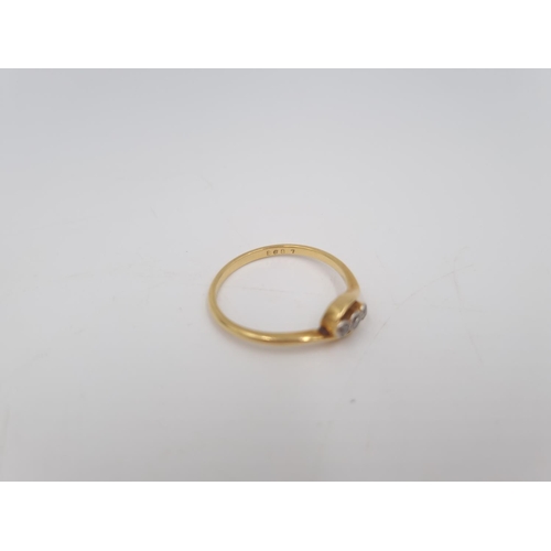 215 - An 18ct gold twist setting diamond trilogy ring, size P½ - approx. gross weight 2.1 grams