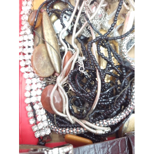 222 - A collection of assorted costume jewellery