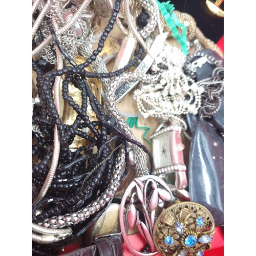 222 - A collection of assorted costume jewellery