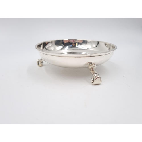 340 - A hallmarked Chester silver tri footed circular trinket dish by Walker & Hall, dated 1939 - approx. ... 