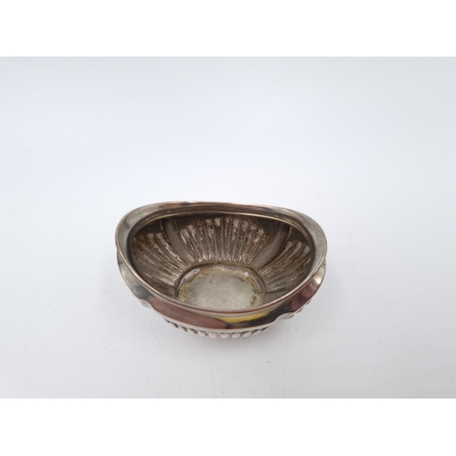 353 - An Edwardian hallmarked Birmingham silver salt cellar, dated 1902 - approx. gross weight 21.8 grams