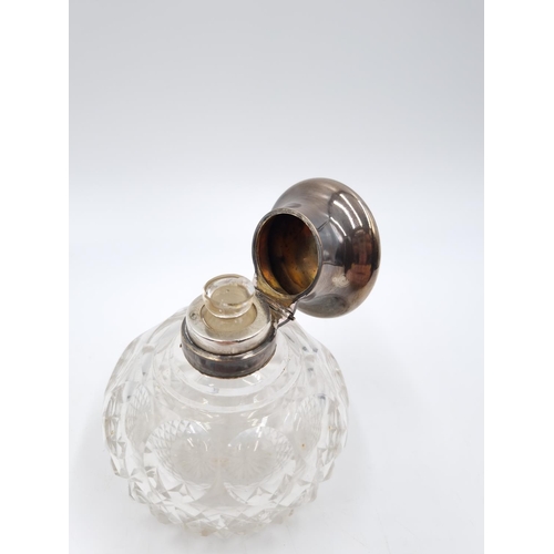 354 - A George V cut glass scent bottle with hallmarked Birmingham collar and lid, dated 1911 - approx. 8c... 