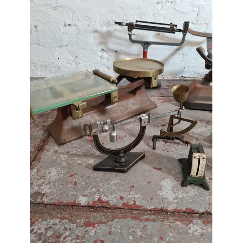 512 - Ten assorted vintage weighing scales and balances to include Ohaus Cent-o-Gram triple beam balance, ... 