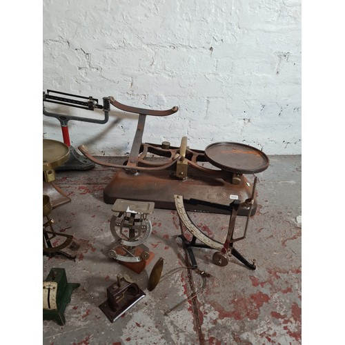 512 - Ten assorted vintage weighing scales and balances to include Ohaus Cent-o-Gram triple beam balance, ... 