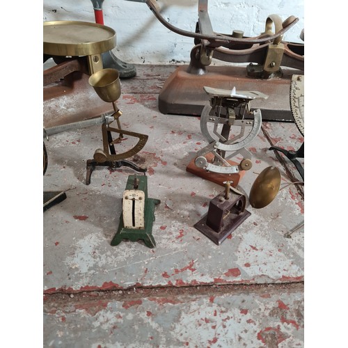 512 - Ten assorted vintage weighing scales and balances to include Ohaus Cent-o-Gram triple beam balance, ... 