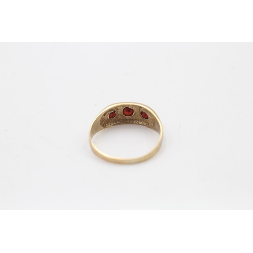 115 - A 9ct gold vintage garnet three stone gypsy ring, size U - approx. gross weight 2.7 grams