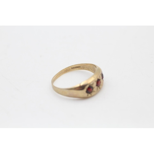 115 - A 9ct gold vintage garnet three stone gypsy ring, size U - approx. gross weight 2.7 grams