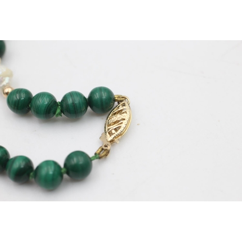 117 - A 14ct gold clasped cultured pearl and malachite bead necklace - approx. gross weight 24 grams