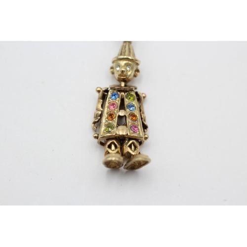 126 - A 9ct gold vintage rhinestone set articulated clown pendant - approx. gross weight 2.5 grams