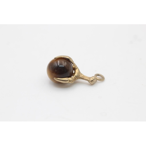 130 - A 9ct gold vintage tiger's eye eagle clutch pendant - approx. gross weight 2.8 grams