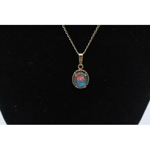 135 - A 9ct gold opal cabochon pendant necklace - approx. gross weight 3 grams