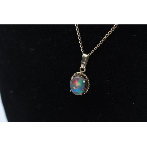 135 - A 9ct gold opal cabochon pendant necklace - approx. gross weight 3 grams