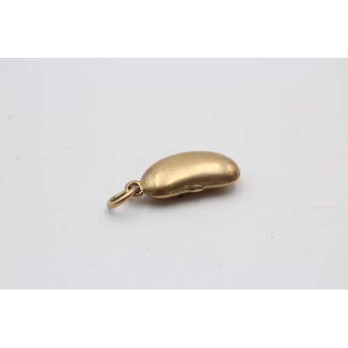 16 - A hallmarked Birmingham 9ct gold lucky bean pendant/charm - approx. gross weight 0.5 grams