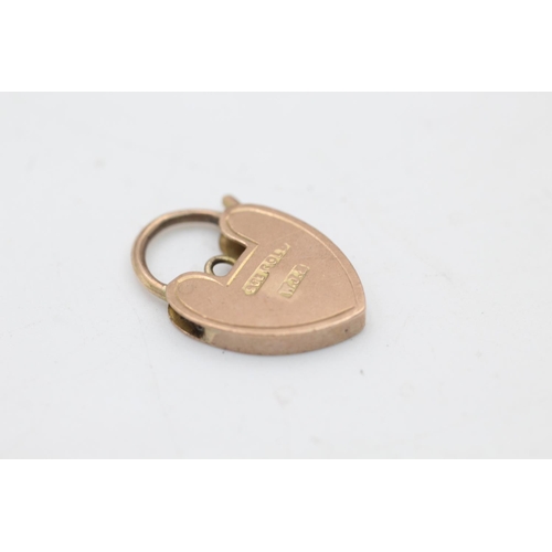 19 - A 9ct gold foliate etched heart padlock clasp - approx. gross weight 2 grams