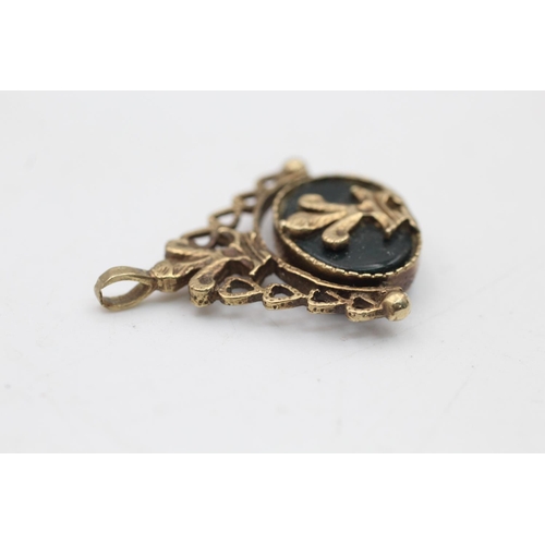 20 - A 9ct gold onyx and bloodstone Prince of Wales feather design swivel fob - approx. gross weight 5.2 ... 