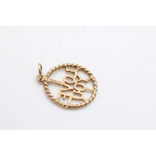 3 - A 9ct gold 'I Love You' openwork pendant - approx. gross weight 1.1 grams