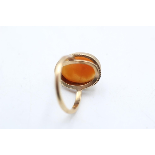 39 - A hallmarked Birmingham 9ct gold carved shell cameo ring, size P - approx. gross weight 3.7 grams