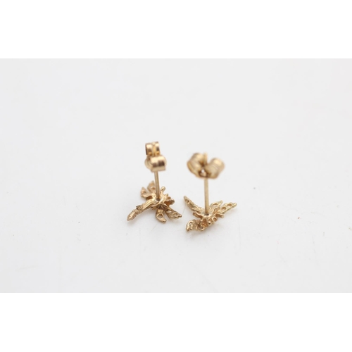 40 - A pair of 9ct gold dragonfly stud earrings - approx. gross weight 0.4 grams