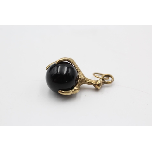 41 - Three 9ct gold fobs, one onyx, bloodstone and carnelian swivel, one onyx eagle's clutch and one anti... 