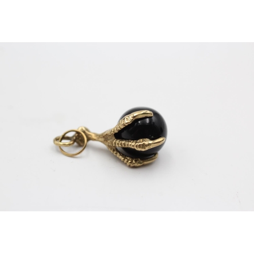 41 - Three 9ct gold fobs, one onyx, bloodstone and carnelian swivel, one onyx eagle's clutch and one anti... 