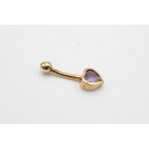 46 - Two 9ct gold gemstone set heart belly bars, one amethyst and one clear gemstone - approx. gross weig... 