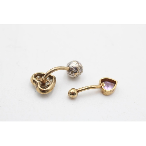 46 - Two 9ct gold gemstone set heart belly bars, one amethyst and one clear gemstone - approx. gross weig... 