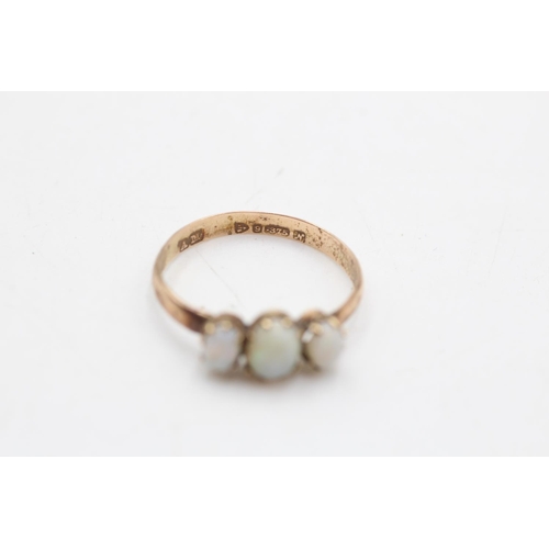 65 - A George V hallmarked Chester 9ct gold opal trilogy ring, dated 1913 and size R - approx. gross weig... 