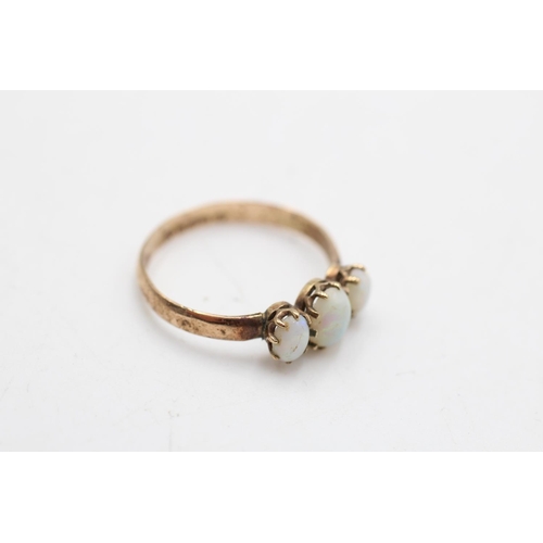 65 - A George V hallmarked Chester 9ct gold opal trilogy ring, dated 1913 and size R - approx. gross weig... 