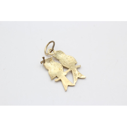 83 - A 9ct gold vintage lovebirds pendant - approx. gross weight 0.7 grams