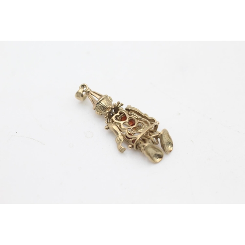 85 - A 9ct gold vintage garnet and clear gemstone articulated jester pendant - approx. gross weight 2.1 g... 