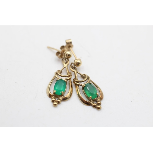 86 - A pair of 9ct gold vintage chrysoprase drop earrings - approx. gross weight 1.6 grams