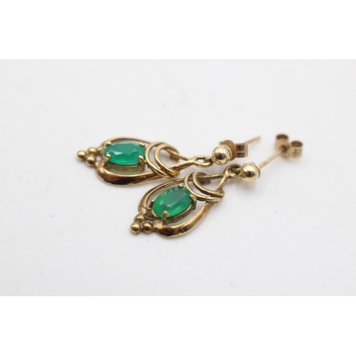 86 - A pair of 9ct gold vintage chrysoprase drop earrings - approx. gross weight 1.6 grams