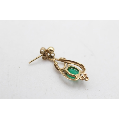 86 - A pair of 9ct gold vintage chrysoprase drop earrings - approx. gross weight 1.6 grams