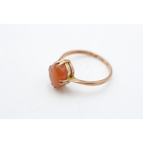 89 - A 9ct gold vintage carnelian claw set solitaire ring, size M½ - approx. gross weight 2 grams