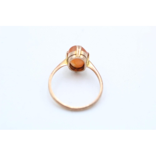 89 - A 9ct gold vintage carnelian claw set solitaire ring, size M½ - approx. gross weight 2 grams