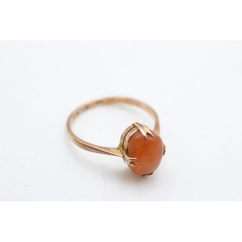 89 - A 9ct gold vintage carnelian claw set solitaire ring, size M½ - approx. gross weight 2 grams