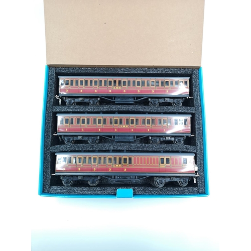 546 - A boxed Ace Trains O Gauge LRS model railway coach set comprising three coaches