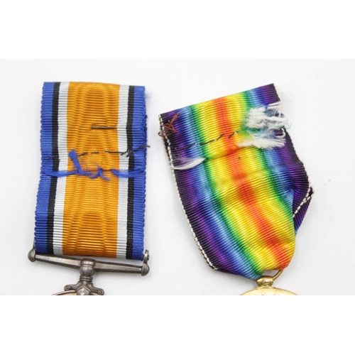 102 - A WWI medal pair with original ribbons presented to S/11431. PTE. C. Lee Bapty - Rifle Brigade