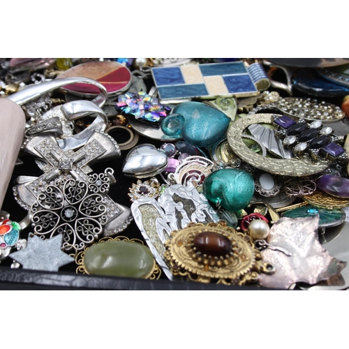 41 - Approx. 1.5 kg of vintage and retro pendants