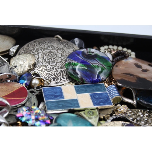 41 - Approx. 1.5 kg of vintage and retro pendants