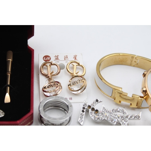 51 - Ten items of contemporary fashion jewellery to include bangle, ring, brooch, earrings etc.