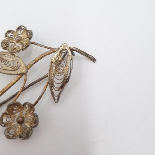 25 - A collection of white and yellow metal jewellery to include Maltese .917 silver filigree pin brooch,... 