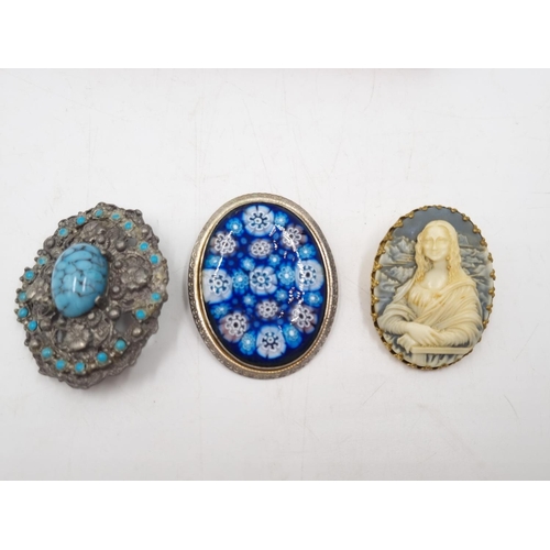 30 - A collection of vintage brooches to include enamel, cameo etc.