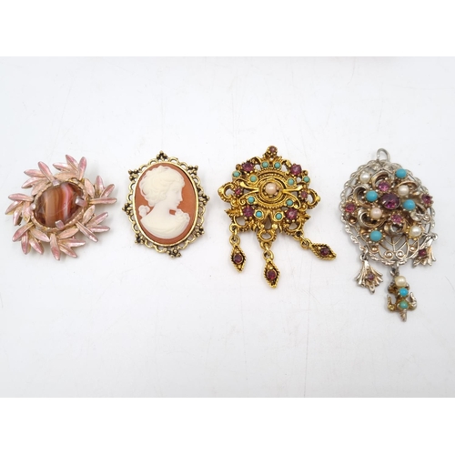 30 - A collection of vintage brooches to include enamel, cameo etc.