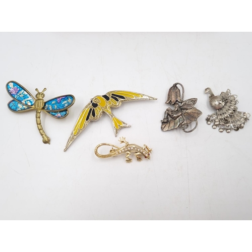 30 - A collection of vintage brooches to include enamel, cameo etc.