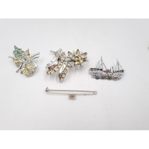 30 - A collection of vintage brooches to include enamel, cameo etc.